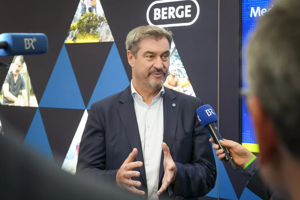 bergleiter-interview-mit-mikrofon-in-der-hand-muenchen