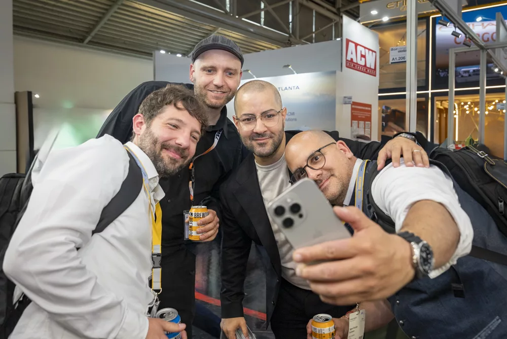 selfie-freunde-gruppe-beim-netzwerken-muenchen