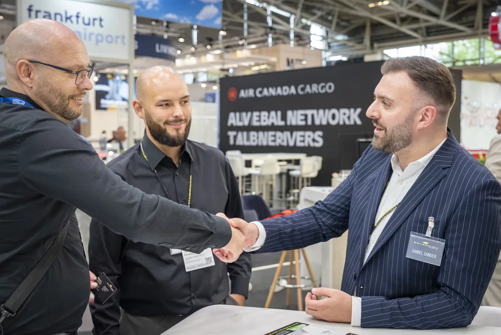 business-handshake-drei-maenner-im-gespraech-muenchen