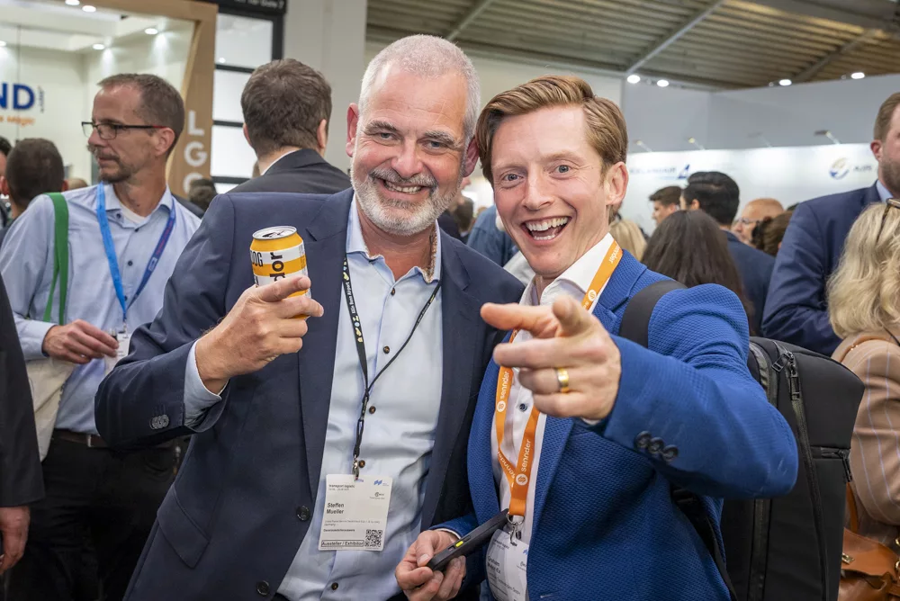 event-gesellige-menschen-mit-getraenk-in-messehalle-muenchen