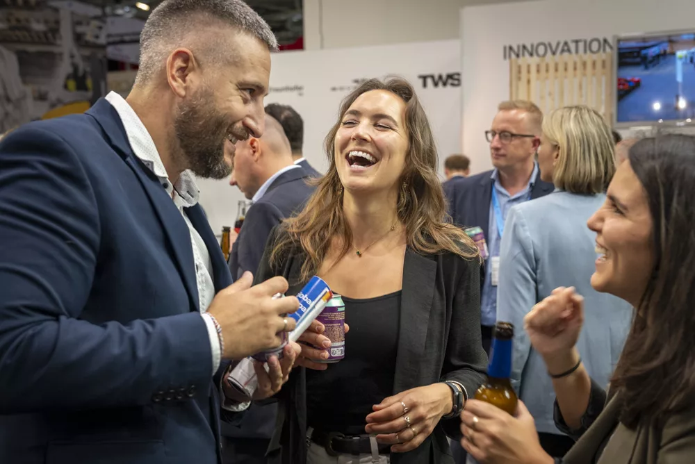 network-event-lachende-personen-in-gespraech-muenchen