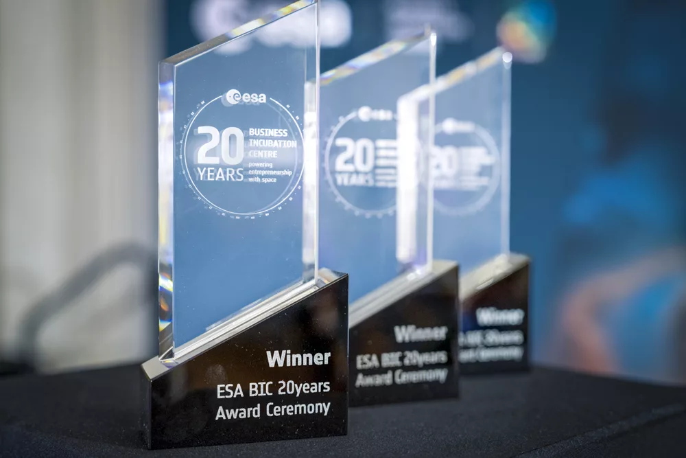 eventfotograf muenchen ESA BIC 20 Jahre Auszeichnungstrophäen auf Tisch