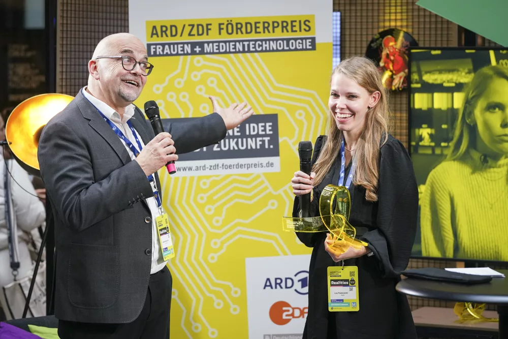 eventfotograf muenchen preisverleihung mit sprechendem mann und lachender frau