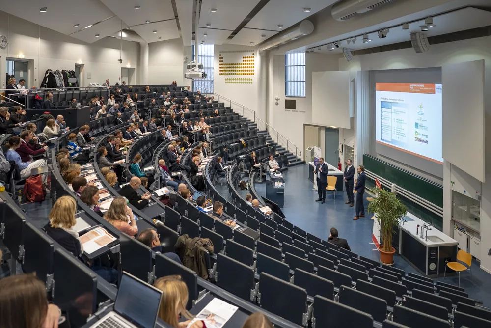 eventfotograf muenchen konferenz mit vielen teilnehmern in einem vorlesungssaal