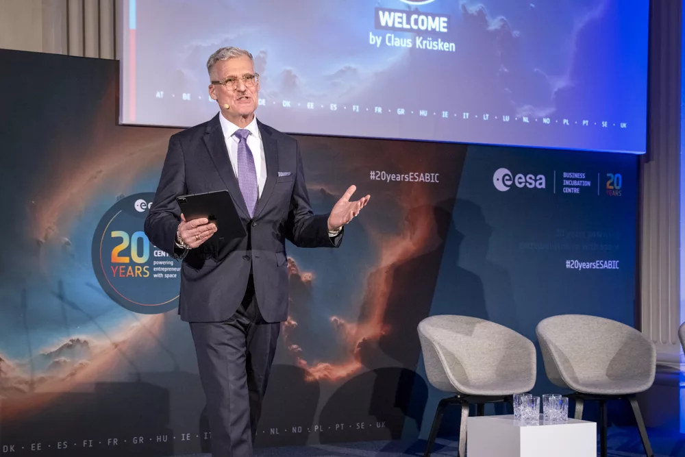 eventfotograf muenchen Claus Kruesken begruesst das Publikum auf einer Konferenz mit ESA-Hintergrund