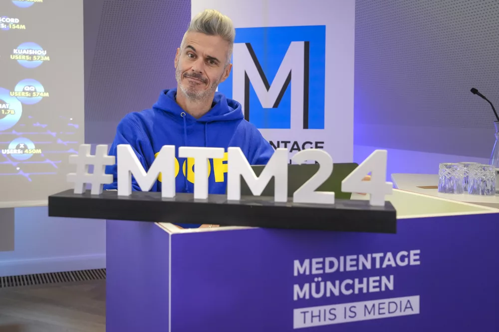eventfotograf muenchen Teilnehmer bei Medientage Muenchen mit Hashtag MTM24 am Tisch