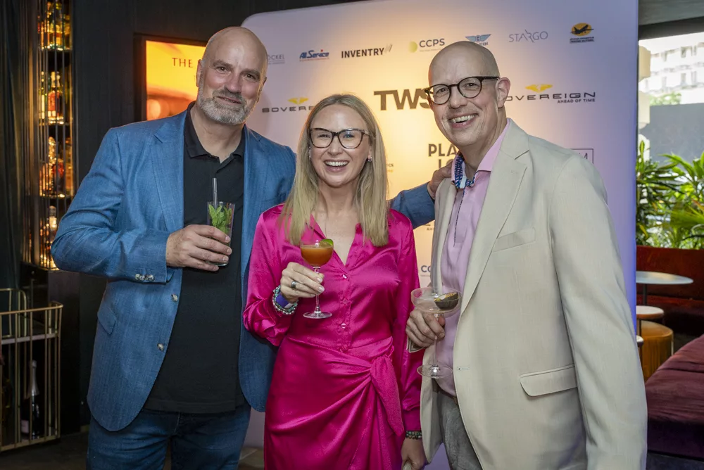 eventfotograf muenchen drei Personen mit Cocktails auf einer Veranstaltung in stilvollem Ambiente